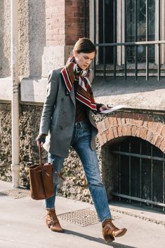 Как носить шелковый платок с принтом. Hermes Scarf Outfit, Jo Ellison, Street Style Fall Outfits, Style Casual Chic, Street Style Paris, Autumn Street Style, Outfit Trends, Winter Mode