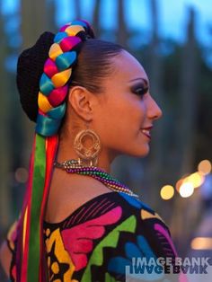 Distanciadamente juntos! Mexican Hairstyles, Ballet Folklorico, Mexican Traditions, Mexican Fashion, Mexican Heritage, Mexican Women, Mexican Party, Traditional Mexican