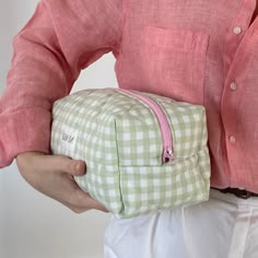 Find your handmade makeup bag here! 💌 This quilted cosmetic bag is ideal for daily and keeps your makeup organized. It's just the right size to fit all your beauty essentials, including creams, lipsticks, brushes, eyeliner and more. This floral makeup bag is stylish and practical for use at home, school or on the travel. 🧼 This makeup bag is not only stylish, but also practical. It is designed to be suitable for low-temperature hand washing, ensuring that your bag stays clean. The bag features Cosmetic Bag Aesthetic, Aesthetic Makeup Bag, Makeup Bag Aesthetic, Quilted Makeup Bag, Handmade Makeup Bag, Cute Makeup Bag, Cute Makeup Bags, Bag Aesthetic, Bag Makeup