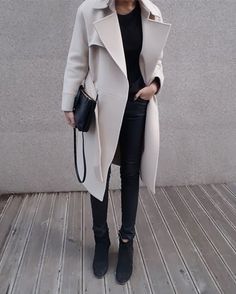 stone coat, black top, leather pants & boots Black And White Outfit, Michael Kors Selma, Beige Coat, Coat Outfit, Mode Vintage