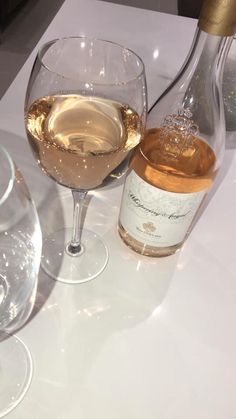 Whispering angel wine Glass Of Rose Wine, Wine Glasses Aesthetic, Whispering Angel Wine, Whispering Angel Rose, Rose Wine Glass, Rose Drink, Friends Party Night, Pretty Alcoholic Drinks, Rosé Wine