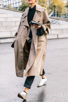 Paris SS18 Street Style IV | Collage Vintage | Bloglovin’ Trenchcoat Outfit, Trenchcoat Style, Spring Trench Coat, Spring Trench, Trench Beige, Mode Mantel, Trench Coat Outfit, Daily Fashion Inspiration, Trench Coat Style