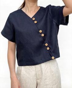 Chloe - Beautiful Handmade Short Sleeves V-neck linen Top with wooden buttons. This top is available in two colours (natural dyes): - Blush pink - Navy ONE SIZE (Garment Measurement): Neck to Hem - 19' Bust - 40' Arm hole- 19' FYI - Model is 5'4 (165cm) and usually wears size 6UK or XS CARE: Machine wash in cold water and gentle cycle (Please separate white and colour) Air or Low-heat tumble dry Iron inside out on low heat or you can embrace the natural wrinkles! Please contact us if you have an Linen Tops Women Casual, Comfy Casual Outfits, Linen Top Women, Western Tops, Fashion Design Clothes, Instagram Inspo