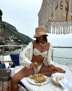 Amalfi Coast Outfits, Italy Summer Outfits, Coast Outfit, Italian Summer Outfits, Holiday Outfits Summer, Greece Outfit, Cute Vacation Outfits, Island Outfit, European Summer Outfits