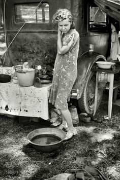 Depression era, it seems .. by Walker Evans Migrant Mother, Shorpy Historical Photos, Foto Transfer, Dust Bowl, Robert Doisneau, The Great, Interesting History