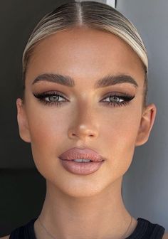 Fox Eye Green Eyes, Cat Eye Half Lashes, Glam Makeup No Lashes, Trendy Eyebrows 2023, Clean Smokey Eye, Makeup Cantik, Formal Makeup, Eye Makeup Pictures, Smink Inspiration