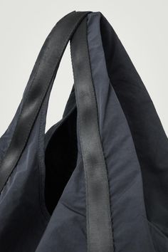 Diese moderne Tote Bag aus Nylon mit langlebigen Steppnähten überzeugt durch ihr schlichtes, funktionelles Design. Befestigen Sie den abnehmbaren Riemen an den beiden Griffen, um das Modell in eine Umhängetasche zu verwandeln. Das Accessoire ist geräumig genug, um Ihre wichtigsten Essentials darin aufzubewahren. Eine bessere Alternative zu herkömmlichem Polyester: Recycelter Polyester wird aus Pre- und Post-Consumer-Abfällen hergestellt​  Obermaterial: 55 % Polyamid (Nylon), 45 % recycelter Poly Nylon Tote, Tote Bag, Navy