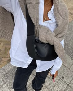 Scandi Evening Outfit, Leather Jacket Outfit Europe, White T Shirt Work Outfit, Minimal Style Aesthetic, Barcelona Outfits February, Down South Outfits, Venice Italy Fall Outfits, Older Mom Outfits, Minimalistic Outfit Women