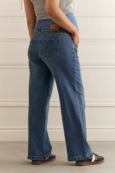 Un jeans de maternité pour vos looks de tous les jours. Avec son large panneau en jersey à la taille, vous serez confortable toute la journée! Jeans à jambes larges Denim lavé et extensible Panneau au devant pour un meilleur ajustement Fausse braguette à l'avant avec un bouton décoratif Fit régulier. Les mannequins mesurent 5pi7 (maman aux cheveux courts enceinte de 32 semaines) et 5pi7 (maman aux cheveux longs enceinte de 32 semaines) et portent respectivement les grandeurs petit et médium. Composition : 70% coton, 25% polyester, 4% viscose, 1% élasthanne. Panneau: 95% coton, 5% élasthanne Wide Leg Maternity Jeans, 32 Weeks Pregnant, Double Strap Sandals, Green Accessories, Clean Candle, Weeks Pregnant, Essential Oil Candles, Sun With Sunglasses, Cardigan Shirt