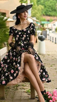 Lady Sitting Pose, Vintage Bridesmaid Dresses, Art Pinterest, Derby Outfits, My Wedding Dress, Vintage Stockings, New Years Eve Outfits