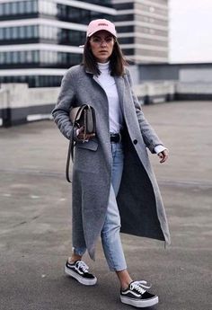 Outfits Juveniles, Mode Casual, Grey Coat, Coat Outfits, Casual Winter Outfits, Autumn Outfit, Black Sneakers, Fall Fashion Outfits, Inspiration Mode