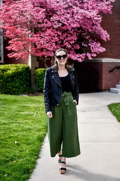 How to Style Wide Leg Pants if You're Petite Random Fun Facts, Style Wide Leg Pants, Form Fitting Tops, Leg Pants Outfit, Wide Leg Crop Pants, Petite Style, Pants Cotton, Cat Hair, Casual Work Outfits