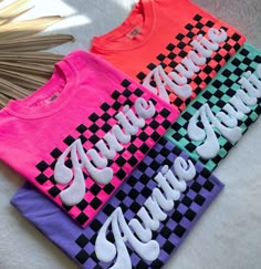 Our retro checkered auntie shirt is the perfect gift for all the new aunt's out there! Made on the soft comfort colors brand, these puff print tees are sure to be a summer favorite for all the auntie's! ★UNISEX T-SHIRTS-Run true to size.  If wanting a more oversized look, selecting 1 or 2 sizes up is recommended. ★How to order- 1. Select Size and Shirt Color-add to cart. 2. If wanting a different text (other than auntie)-click "add personalization" - enter custom text. Click add to cart. ★Care I Neon Graphic Tee, Casual Gingham Crew Neck Top, Plaid Cotton Tops With Letter Print, Puff Print Design, Iron On Shirt Ideas, Cricut Tee Shirt Ideas, Htv Shirt Ideas, Auntie Outfits, Summer T Shirt Designs