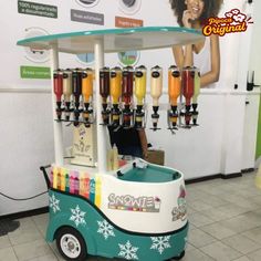 #carrinhodepipoca #carrinhoretrodepipoca #pipoca #popcorn #locaçãocarrinhodepipoca #carrinhoadelagodãodoce #pipocachocolate #algodãodoce #carrinhodealgodãodoce #raspadinhadegelo #raspadinhasnowieice #raspadinhaemneve #algodãodocedechocolate #algodãodocecolorido #pipocagourmet #festas #eventos #casamentos #açõespromocionais #pipocaorignal #raspadinhadesuco #raspadinhaxarope #empreendimentoimobiliário #lançamentos #marcas #shopping #inaugurações Food Stand Design, Distilling Equipment, Outdoor Restaurant Patio, Gerobak Dorong, Food Stall Design, Coffee Trailer, Best Food Trucks, Meals On Wheels