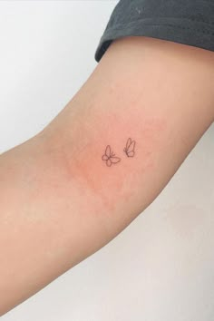 Romantic tattoos Victorian tattoos Surreal tattoos Fantasy tattoos Myt... Small Tattoos For Women, Men Tattoos, Small Pretty Tattoos, Petite Tattoos, Tattoos Geometric, Small Hand Tattoos, Cute Tattoos For Women, Classy Tattoos, Discreet Tattoos