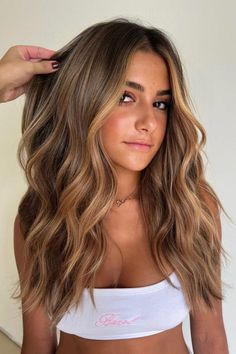 Caramel Sandy Blonde Hair Transition To Brown Hair From Blonde, Light Brunette Hair, Sandy Blonde Hair, Rambut Brunette, Golden Blonde Highlights, Brown Hair Inspo, Bronde Hair, Brunette Hair With Highlights, Sandy Blonde