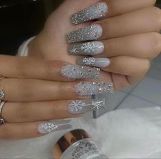 White Silver Winter Nails, Elegant Christmas Gel Nails, Winter 3d Nails, New Years Inspired Nails, Elegant Holiday Nails Classy Sparkle, Silver Glitter Christmas Nails, Winter Silver Nails, Silver Xmas Nails, Snow Flake Nails Acrylics