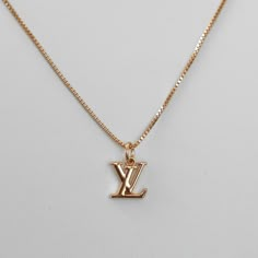 Dainty Designer Logo on Box Chain Necklace Fake Dior Necklace, Cute Jewelry Gold, Dainty Logo, Lv Necklace, Prada Necklace, Designer Jewelery, Luxe Logo, Necklaces Dainty, Preppy Jewelry