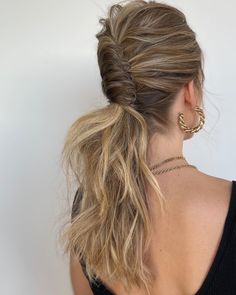 Updos For Summer, Party Hair Ideas, Hair Ideas Wedding, Bridesmaids Hairstyle, Messy Pony, Messy Updos, Wedding Hair Stylist, Textured Updo, Cool Bride