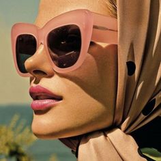 Vintage Miami Bandana Bayi, Couture Dior, Mode Editorials, Paris Chic, Ray Ban Wayfarer, Ray Ban Aviator, نظارات شمسية, Wearing Sunglasses, Retro Mode