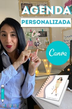 a woman is holding up her hand in front of a desk with the words agenda personalizada on it