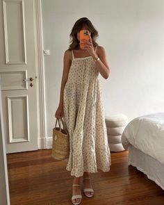 Toutes les publications • Instagram Long Dress Outfit Summer, Billowy Feminine Spring Dress, Cute Clothing Aesthetic, Summer Girly Outfits, Cottagecore Summer Floral Cotton Dress, Summer Casual Outfits For Women, Summer Cottagecore V-neck Dress, Summer Cottagecore Linen Dress, Casual Wear Outfits