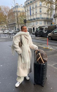 Spain Street Style Winter, Christmas In Paris Outfit, Airport Winter Outfit, Winter Airport Outfit, Christmas In New York Outfits, Old Money Winter, Nyc Winter Outfits, Old Money Fashion, Paris Winter