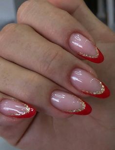 ongle noel rouge et or Cute Nails For Hoco Short, Birthday Nails Red And Gold, Hoco Nails For A Red Dress, Hoco Nails Almond Shape, Almond Nails Hoco, Red Nails On Natural Nails, Red Homecoming Nails Almond, Red And Gold Gel Nails Designs