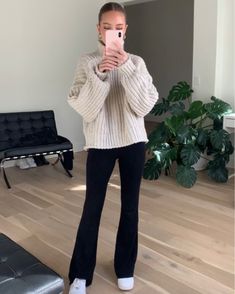 Outfits With Flares, Casual Neutral Outfits, Flares Outfit, Flare Leggings Outfit, Black Flared Leggings, 70s Inspired Fashion, Flare Legging, Flared Leggings, Leggings Outfit