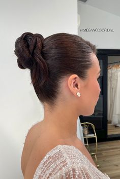 Sleek Bridal Hair, Updo Sleek, Bun Bridal Hair, Sleek High Bun, High Bun Wedding Hairstyles, High Bun Wedding, Hairstyles And Colors, High Bun Hair, High Bun Hairstyles