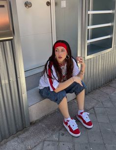 Baps Inspired Outfit, Red Outfit Streetwear, Outfits Con Bermudas, Bucket Hat Outfit Aesthetic, American Style Outfit, Red Streetwear Outfit, Streetwear Girl Summer, Red Sneakers Outfit, Summer Street Wear