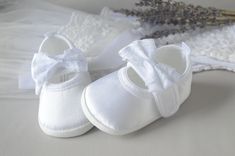 Beautiful baby satin shoes with bows. Making Process: Baptism shoes are made from comfortable and soft felt and satin. These beautiful dainty baby shoes are finished with a little satin and lace bows.  Hook and loop fastening. Occasion: Perfect for wedding, christening, baptism and any other occasion. UNIQUE GIFT IDEA for a new baby. Measurements: Those baptism shoes are available in four baby sizes. Please choose from the options. 0-3months     10cm sole 3-6months     11 cm sole 6-12months    12cm sole 12m-18m         13 cm sole Please MEASURE your baby's feet before placing your order  Warning: Children must be supervised by parents while wearing those shoes due to small parts! Comes from a pet and smoke free studio. Made by our production partner in Poland. Thank you so much for looking Shoes With Bows, Pretty Headbands, Baby Ballerina, How To Make Headbands, White Booties, Satin Shoes, Shoes Soft, Shoes Wedding, Bow Shoes