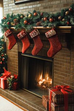 25+ Christmas Mantle Decor for a Modern Holiday Home Christmas Mantle Traditional, Modern Christmas Mantle, Fireplace Mantel Christmas Decor, Garland Fireplace Mantle, Christmas Mantle Decor Ideas, Fireplace Mantle Designs, Mantle For Christmas, Festive Fireplace