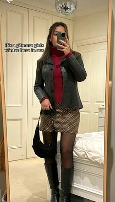 repost Brown Boot Outfit Ideas, Work Y2k Outfits, Semi Fall Outfits, Effortless Pants Aritzia Outfit Work, 2000s Autumn Aesthetic Outfits, Gilmore Girls Winter Outfits, 2000s Fashion Outfits Fall, 90s Business Fashion, 2000s Office Fashion