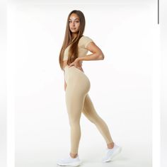 Hazelnut Alphalete Amplify Legging Women's Seamless Scrunch Legging. This Item Does Originally Shop With Tags However It’s Brand New And Never Worn Hazelnut Leggings, Amplify Leggings, Hazelnut, Women's Leggings, New Color, Pant Jumpsuit, Pants For Women, Leggings, Cream