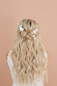 Prom Hairstyles Long Brown Hair, Half Up Half Down Braid Wedding Hair, Beach Wave Wedding Hair, Wedding Hairstyles Flowers, Homecoming Hair Tutorials, Mermaid Wedding Hair, Wedding Hair Beach, Beachy Wedding Hair, Bridal Hair Long