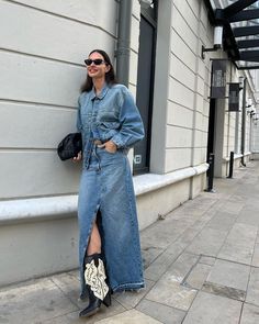 Long Denim Skirt Outfit Street Styles 2023, Denim Skirt Outfit Summer, Skirt Outfit Inspiration, Stylish Denim Skirt, Denim Dress Outfit