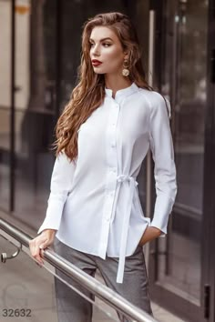 Elegant Blouses, Fashion Tips For Women, Ladies Tops Fashion, White Blouse, Blouse Styles, Fashion Sewing, Fashion Classy