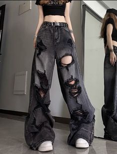 Gitar Vintage, Ripped Jeans Women, Distressed Pants, Jeans Summer, Korean Streetwear, Middle Age Fashion, Goth Outfits, Women Denim Jeans