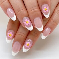 Having a cute daisy nail art and adding a smiley in the middle of each daisy rock! If you want to achieve a cute and cool look, this is definitely for you. Tip Nail Designs, French Tip Nail Art, Emerald Nails, Unghie Nail Art, French Tip Nail Designs, Nails French Tip, Summery Nails, French Nail Designs, Soft Nails