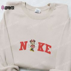 Minnie Mouse x Nike Embroidered Shirt Disney Characters Hoodie Nike Inspired Sweatshirt Diy Nike Shirt, Nike Inspiration, Harry Potter Hoodie, Nike Inspired, Girly Bracelets, Cartoon Shirts, Cartoon Sweatshirts, All Over Print Shirt, Cute Shirt Designs