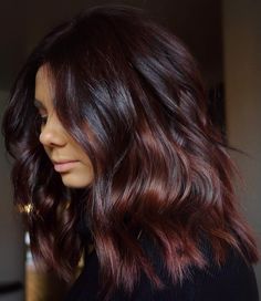 Rambut Brunette, Icy Blonde Hair, Hair Color Caramel, Red Highlights, Hair Color Pink, Burgundy Hair, Trendy Hair Color, Short Hair Color, Hair Color And Cut