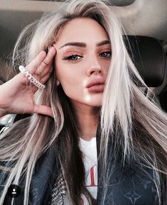 Platinum Blonde Dark Roots, Blonde Dark Roots, Street Style Vintage, Street Style Photography, Selfie Portrait, 90's Fashion, Vintage Girl, Brown Blonde Hair, Dark Roots