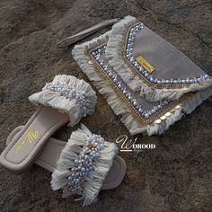 set of slippers & clutch Marsa Matrouh, Diy Heels, Canvas Bag Diy, Hand Beaded Bag, Handmade Fabric Bags, Crochet Shoulder Bags, Fabric Painting On Clothes, Bridal Henna Designs