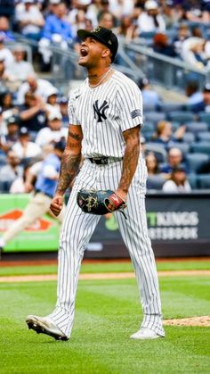 MLB baseball wallpaper background of New York Yankees star pitcher Luis Gil Background Aesthetic Photo, Nfl Football Videos, Baseball Drip, Baseball Yankees, Wallpaper Background Aesthetic, Football Videos