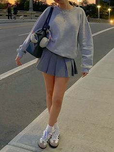 Styling Pleated Skirt Mini, Pleated Skirt With Converse, Outfit Ideas Skirt Short, Light Gray Skirt Outfit, Sambas And Skirt Outfit, Gray Skirt Outfits, Samba Skirt Outfit, Skirt Grey Outfit, Short Skirts Outfits For Summer