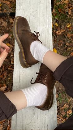 Doc Marten Crazy Horse Oxfords are perfect for Fall! Docs Oxfords Outfit, Aesthetic Oxford Shoes, Brown Shoes For Fall, Doc Martens Outfit Autumn, Women’s Oxfords, Oxford Dr Martens Outfit, Crazy Horse Dr Martens Outfit, Crazy Horse Doc Martens Outfit, Oxford Shoes Outfit Winter