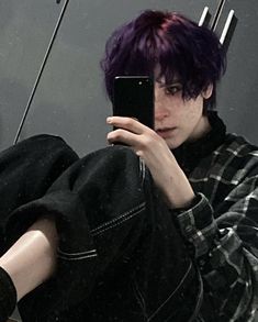 Aesthetic Attraction, Dark Purple Hair, Androgynous Hair, Dyed Hair Inspiration, Shot Hair Styles, Back Camera, Hair Dye Colors