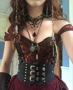 Pirate Core Jewelry, Renfaire Outfit Pirate, Ren Faire Aesthetic, Piratecore Aesthetic, Renn Faire Outfit, Woman Pirate, Pirate Costume Accessories, Ren Faire Outfits, Pirate Halloween Costumes