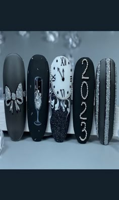 A fantastic easy set of New Year's Eve nails from Catherina Kety! Check out her step by step tutorial to recreate this set! #newyearnailsdesign2022 #newyearsevenails #christmasnailselegant #christmasnails2022 #nailswinter2022 #winterchristmasnails #winternails2022 New Years Nail, January Nail, January Nail Designs, Nye Nails, New Years Nails, Christmas Nail Ideas, New Years Nail Art, New Years Nail Designs, Unghie Sfumate